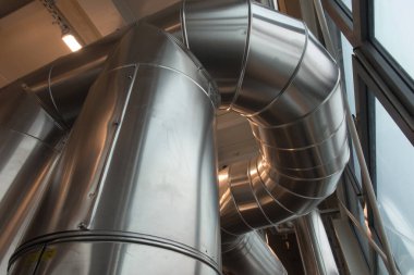 Cihazlar, baca gaz kanalları ve boru hatları termal yalıtımlı ve gümüş çarşaflarla kaplı