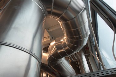 Cihazlar, baca gaz kanalları ve boru hatları termal yalıtımlı ve gümüş çarşaflarla kaplı