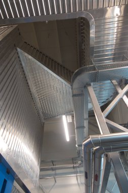 Cihazlar, baca gaz kanalları ve boru hatları termal yalıtımlı ve gümüş çarşaflarla kaplı