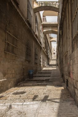 Yağmur mevsiminde eski Kudüs, İsrail 'de dar, boş bir sokak