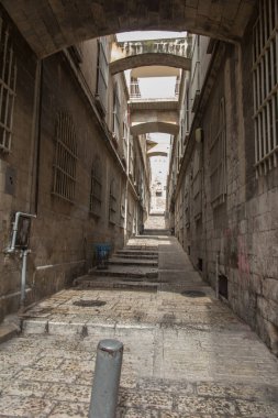 Yağmur mevsiminde eski Kudüs, İsrail 'de dar, boş bir sokak