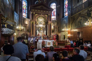 Piekary Slaskie Polonya 26 Mayıs 2019: Ana sunak manzaralı Piekary Ana Kilisesi Bazilikası 'nın içi