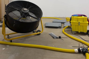 Kumaş örtüsünün altındaki beton zemini kurutmak. Döktükten sonra, ilk önce kurulama, ve sondaj ve sıcak havayı ısıtma bölgesine üfleme ve dışarı çıkan havayı kurutma.