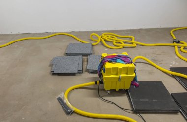 Kumaş örtüsünün altındaki beton zemini kurutmak. Döktükten sonra, ilk önce kurulama, ve sondaj ve sıcak havayı ısıtma bölgesine üfleme ve dışarı çıkan havayı kurutma.