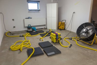 Kumaş örtüsünün altındaki beton zemini kurutmak. Döktükten sonra, ilk önce kurulama, ve sondaj ve sıcak havayı ısıtma bölgesine üfleme ve dışarı çıkan havayı kurutma.