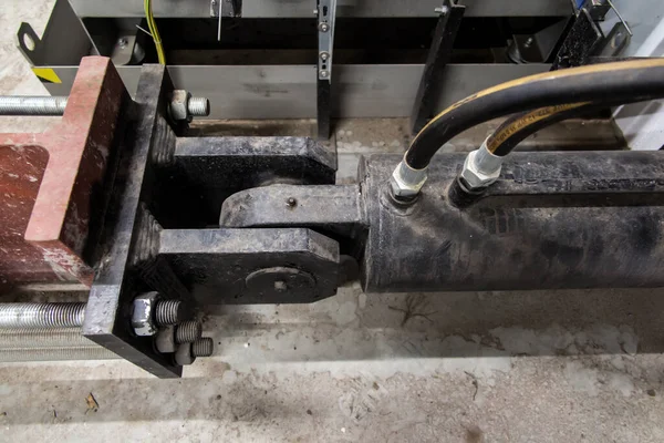 Biyokütleyi depodan kazana taşımak için hidrolik çalıştırıcının bir parçası.