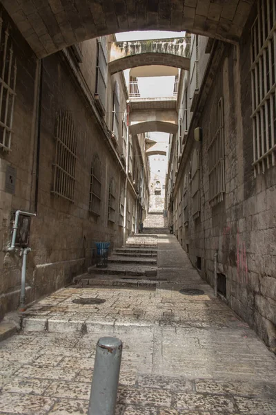 Yağmur mevsiminde eski Kudüs, İsrail 'de dar, boş bir sokak