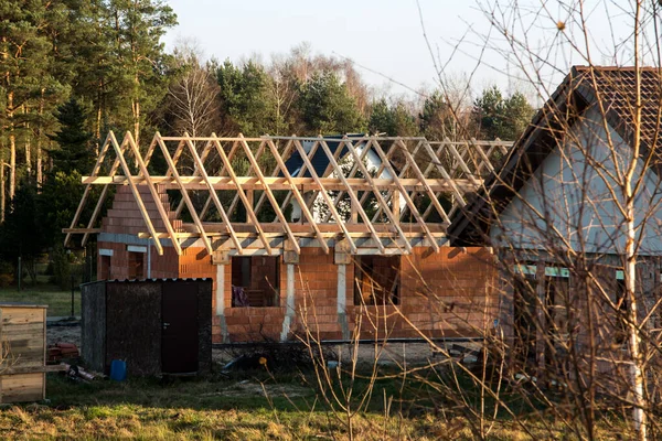 小さな シンプルな住宅建築物の建設 屋根のトラスと生の状態 — ストック写真