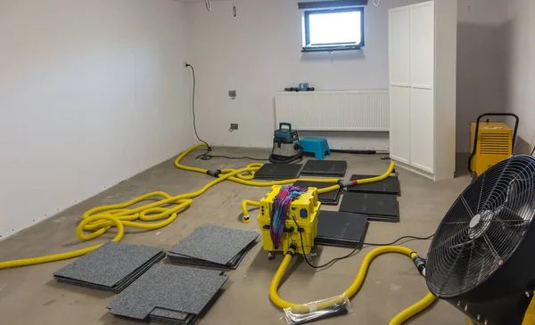 Kumaş örtüsünün altındaki beton zemini kurutmak. Döktükten sonra, ilk önce kurulama, ve sondaj ve sıcak havayı ısıtma bölgesine üfleme ve dışarı çıkan havayı kurutma.