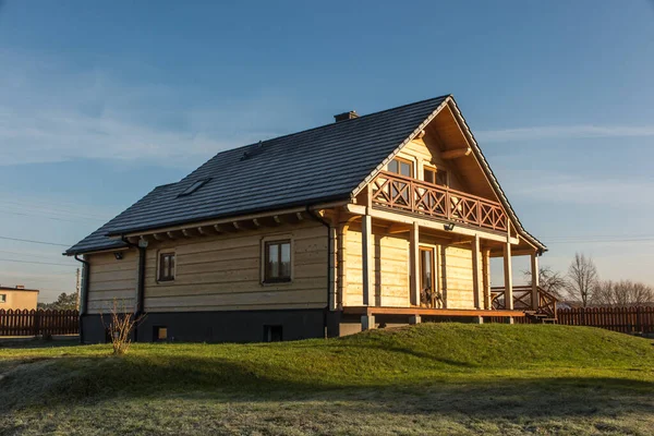 Log House Κατασκευασμένο Από Κούτσουρα Ελάτης Στον Ήλιο Του Φθινοπώρου — Φωτογραφία Αρχείου