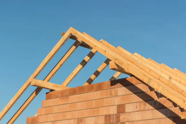 建造一座简朴的小住宅 带有屋顶桁架的原始状态 — 图库照片