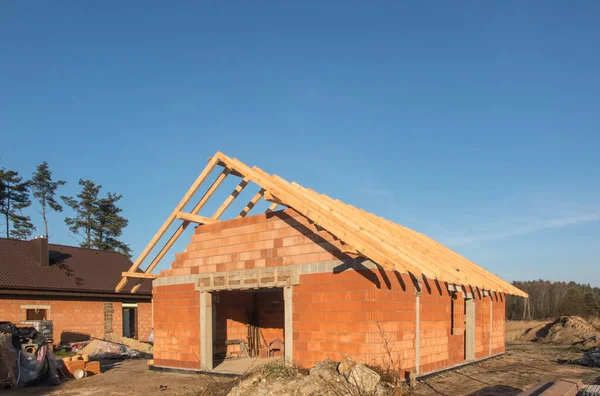 Byggande Ett Litet Enkelt Bostadshus Obearbetat Tillstånd Med Takränna — Stockfoto