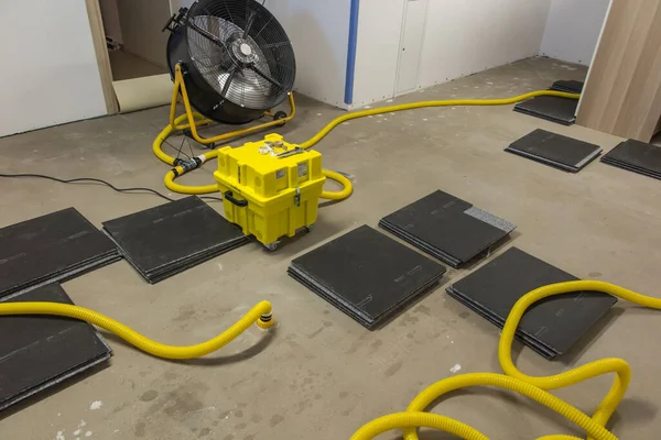 Kumaş örtüsünün altındaki beton zemini kurutmak. Döktükten sonra, ilk önce kurulama, ve sondaj ve sıcak havayı ısıtma bölgesine üfleme ve dışarı çıkan havayı kurutma.