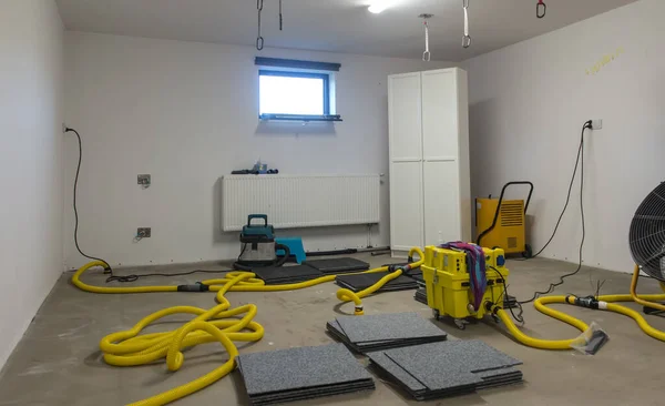 Kumaş örtüsünün altındaki beton zemini kurutmak. Döktükten sonra, ilk önce kurulama, ve sondaj ve sıcak havayı ısıtma bölgesine üfleme ve dışarı çıkan havayı kurutma.