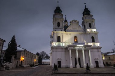 Tapınak, Kutsal Bakire Meryem 'in Doğuşu Bazilikası Doğu Polonya' da Chelm 'de, Lublin yakınlarında, kışın alacakaranlıkta.