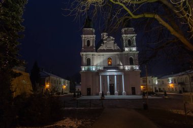 Tapınak, Kutsal Bakire Meryem 'in Doğuşu Bazilikası Doğu Polonya' da Chelm 'de, Lublin yakınlarında, kışın alacakaranlıkta.