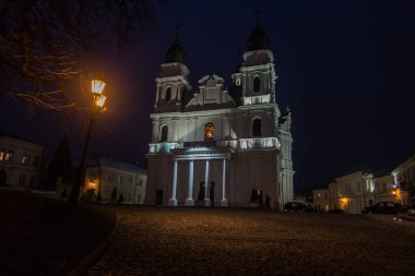 Tapınak, Kutsal Bakire Meryem 'in Doğuşu Bazilikası Doğu Polonya' da Chelm 'de, Lublin yakınlarında, kışın alacakaranlıkta.