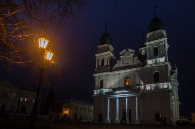 Tapınak, Kutsal Bakire Meryem 'in Doğuşu Bazilikası Doğu Polonya' da Chelm 'de, Lublin yakınlarında, kışın alacakaranlıkta.