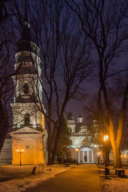 Tapınak, Kutsal Bakire Meryem 'in Doğuşu Bazilikası Doğu Polonya' da Chelm 'de, Lublin yakınlarında, kışın alacakaranlıkta.