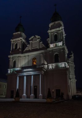 Tapınak, Kutsal Bakire Meryem 'in Doğuşu Bazilikası Doğu Polonya' da Chelm 'de, Lublin yakınlarında, kışın alacakaranlıkta.