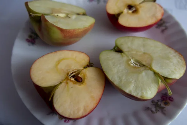 Die Hälfte Von Zwei Scheiben Geschnittenen Äpfeln Ein Apfel Hat — Stockfoto