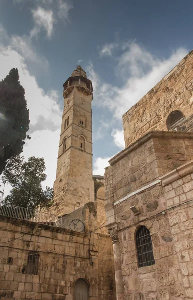 イスラエルのエルサレムにあるオマルのモスクの聖墳墓とミナレットの一部のファサード — ストック写真
