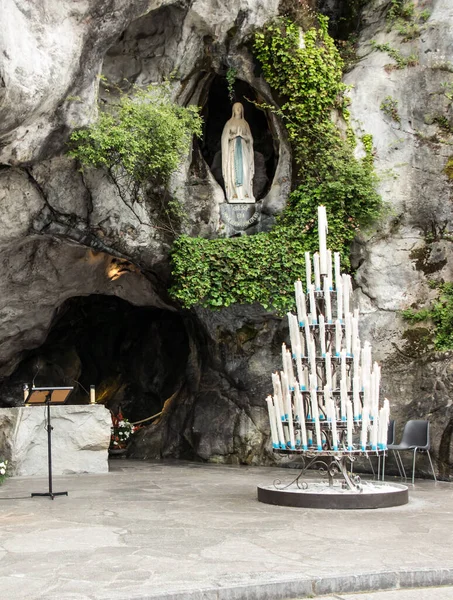Pomnik Matki Bożej Niepokalanego Poczęcia Różańcem Grocie Massabielle Lourdes Francja — Zdjęcie stockowe