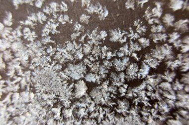 Frost, arka plan olarak garaj kapısının yüzeyinde buz parçaları var.