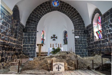 Tabgha, Galilee, İsrail 27 Ocak 2020: Peter, Tabgha İç Kilisesi, Celile Denizi. 1933 'te yapılmış. 4. yüzyıldan kalma bir kilisenin parçaları da dahil. Mensa Christi İsa 'nın masasıdır.