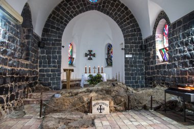 Tabgha, Galilee, İsrail 27 Ocak 2020: Peter, Tabgha İç Kilisesi, Celile Denizi. 1933 'te yapılmış. 4. yüzyıldan kalma bir kilisenin parçaları da dahil. Mensa Christi İsa 'nın masasıdır.