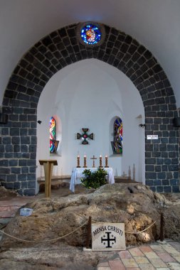 Tabgha, Galilee, İsrail 27 Ocak 2020: Peter, Tabgha İç Kilisesi, Celile Denizi. 1933 'te yapılmış. 4. yüzyıldan kalma bir kilisenin parçaları da dahil. Mensa Christi İsa 'nın masasıdır.