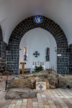 Tabgha, Galilee, İsrail 27 Ocak 2020: Peter, Tabgha İç Kilisesi, Celile Denizi. 1933 'te yapılmış. 4. yüzyıldan kalma bir kilisenin parçaları da dahil. Mensa Christi İsa 'nın masasıdır.