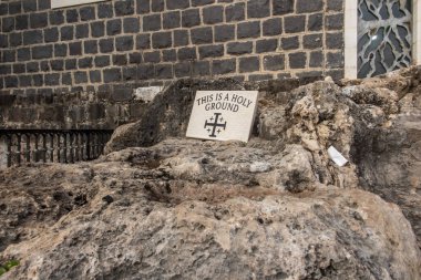 Küçük çakıl taşları arasında dizilmiş büyük kalp şeklinde taşlar yolu işaret ediyor, Kutsal Topraklar, İsrail, Tabgha 'daki Celile Denizi kıyısında yer alıyor.