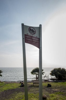 İsrail 'de Celile Denizi kıyısında yüzen bir işaret.