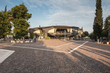 İsrail 'in Capernaum kentindeki günümüz Aziz Peter Kilisesi bir Bizans kilisesinin kalıntılarının üstüne ve İsa' nın ikamet ettiği Simon Peter evinin bulunduğu yere inşa edilmiştir.