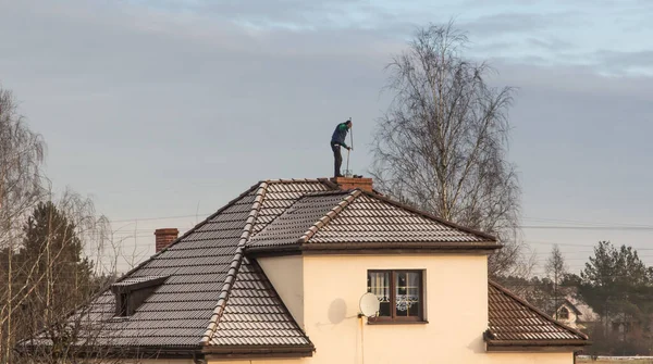 Ein Schornsteinfeger Reinigt Winter Den Schornstein Auf Dem Dach Eines — Stockfoto