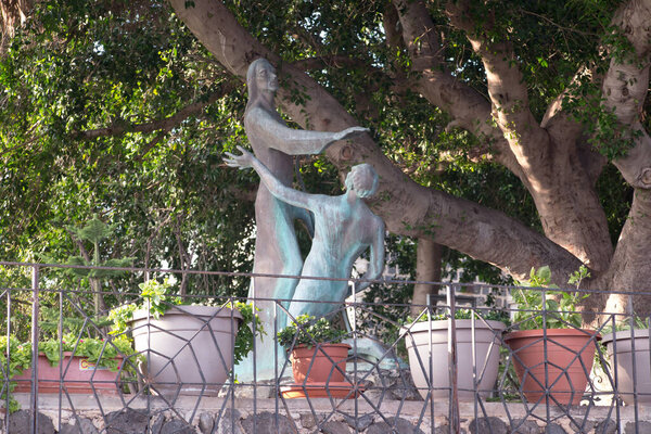 Табга. Израиль. 27 января 2020 года: Бронзовая статуя, стоящая во дворе церкви Первоиерарха Святого Петра, расположенной на берегу Галилейского моря в Табге, Израиль. Иисус посылает Петру сказать: "Паси овец Моих, паси ягнят Моих"