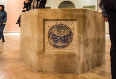 Magdala, İsrail, 27 Ocak 2020: İsrail 'deki Galilean Gölü üzerindeki kilisenin iç kısmı - Kutsal Ruh ile mozaik