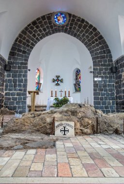 Tabgha, Galilee, İsrail 27 Ocak 2020: Peter, Tabgha İç Kilisesi, Celile Denizi. 1933 'te yapılmış. 4. yüzyıldan kalma bir kilisenin parçaları da dahil. Mensa Christi İsa 'nın masasıdır.