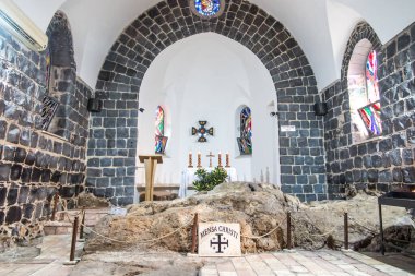 Tabgha, Galilee, İsrail 27 Ocak 2020: Peter, Tabgha İç Kilisesi, Celile Denizi. 1933 'te yapılmış. 4. yüzyıldan kalma bir kilisenin parçaları da dahil. Mensa Christi İsa 'nın masasıdır.