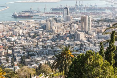 Tepeden Hayfa manzarası. Bahai 'nin kısmen görünür bahçeleri (Bahai Mabedi), İsrail' in Hayfa kentindeki Carmel Dağı 'nda inşa edilen Bahai inananlar için kutsal bir hac ibadeti..