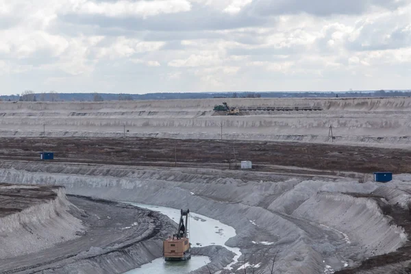 Ein Kreidetagebau Ostpolnischen Chelm Ein Der Ferne Sichtbares Zementwerk — Stockfoto