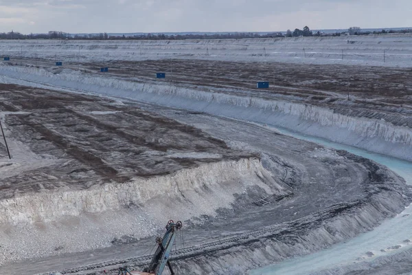 Ein Kreidetagebau Ostpolnischen Chelm Ein Der Ferne Sichtbares Zementwerk — Stockfoto