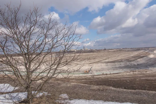 Ein Kreidetagebau Ostpolnischen Chelm Ein Der Ferne Sichtbares Zementwerk — Stockfoto