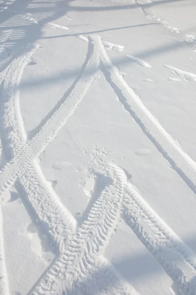 Traces Pneus Voiture Tournant Dans Neige Fraîche — Photo