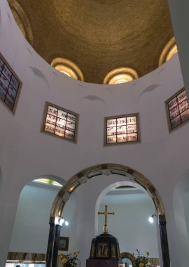 Güzellikler Tepesi. İsrail. 27 Ocak 2020: İsrail 'in Galilee Denizi' ndeki Güzellik Dağı 'nda bulunan kilisenin iç kısımlarında vitray üzerindeki nimetlerin gözle görülür içeriği