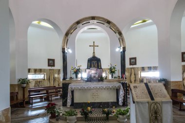 Güzellikler Tepesi. İsrail. 27 Ocak 2020: İsrail 'deki Galilee Denizi' ndeki Güzellik Dağı 'nda bulunan kilisenin iç kısımlarında vitray ve İncil' deki duaların gözle görülür içeriği.