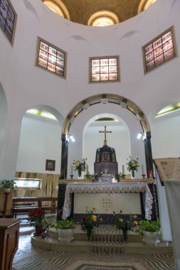 Güzellikler Tepesi. İsrail. 27 Ocak 2020: İsrail 'deki Galilee Denizi' ndeki Güzellik Dağı 'nda bulunan kilisenin iç kısımlarında vitray ve İncil' deki duaların gözle görülür içeriği.