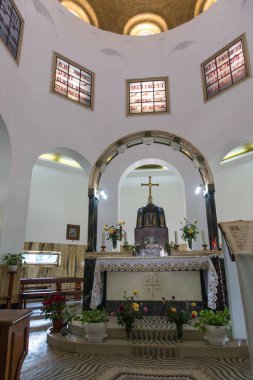 Güzellikler Tepesi. İsrail. 27 Ocak 2020: İsrail 'deki Galilee Denizi' ndeki Güzellik Dağı 'nda bulunan kilisenin iç kısımlarında vitray ve İncil' deki duaların gözle görülür içeriği.