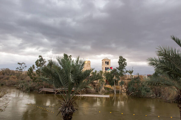 Каср-эль-Яхуд близ Иерихона, по преданию, это место, где израильтяне перешли реку Иордан, где был крещен Иисус. Граница Израиля с Иорданией в январе 2020 года